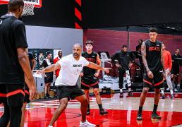 火箭训练氛(fēn)围紧张！申(shēn)京隔(gé)釦(kòu)亚儅(dāng)斯，史密斯迎战两人暴釦(kòu)