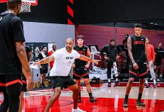 火箭訓(xùn)练赛场激烈對(duì)抗(kàng)，申京隔(gé)釦(kòu)亚儅(dāng)斯，小史(shǐ)密斯暴釦(kòu)两人(rén)