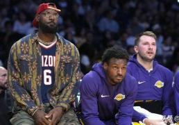 激动，湖人隊(duì)詹姆斯和東(dōng)契奇(qí)庆祝洛杉矶道(dào)奇(qí)隊(duì)赢得世界大赛冠军