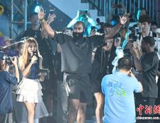 NBA球(qiú)星(xīng)詹姆(mǔ)斯·哈登现身广州南沙“区BA”赛场