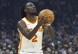 边线球(qiú)失误惨遭(zāo)绝杀！7投(tóu)6分，KD换不来的中锋，被斯波(bō)用(yòng)成(chéng)蓝领