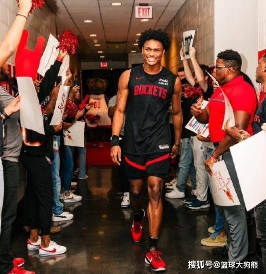 恭喜火箭队！杜兰特现身休(xiū)斯(sī)顿，正式与球(qiú)队開(kāi)始合練(liàn)，备战新赛季(jì)