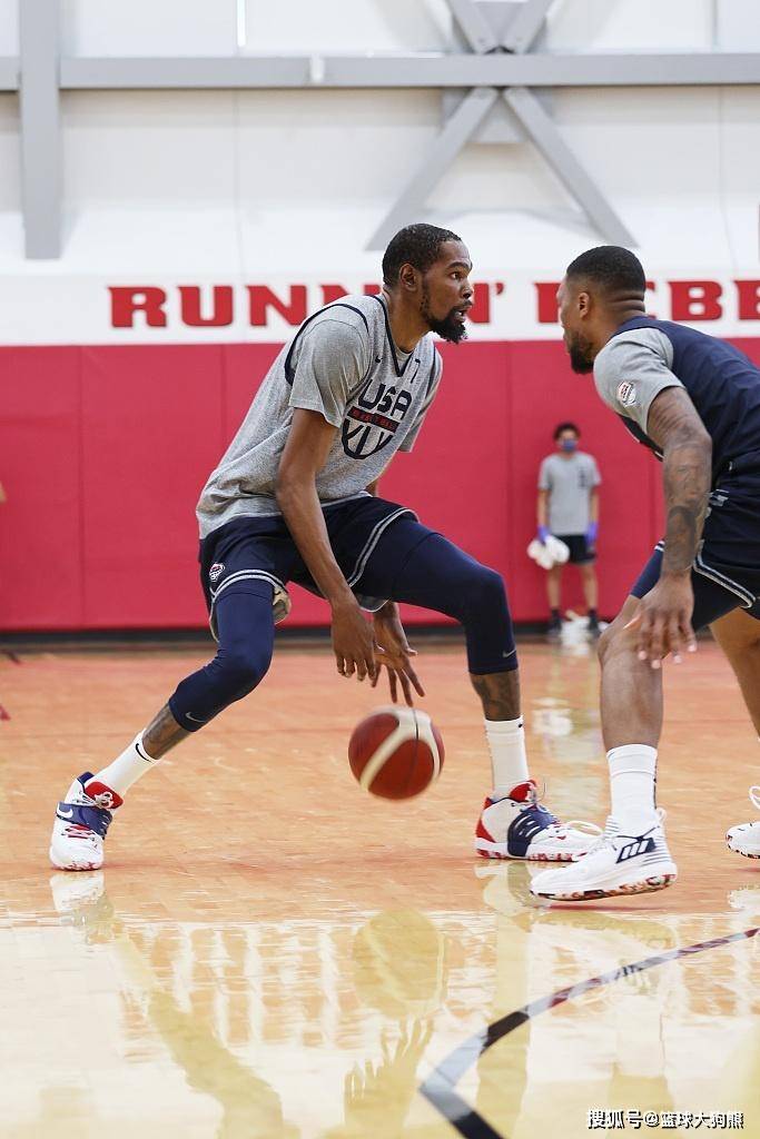 恭喜火箭队！杜兰特现身休(xiū)斯(sī)顿，正式与球(qiú)队開(kāi)始合練(liàn)，备战新赛季(jì)