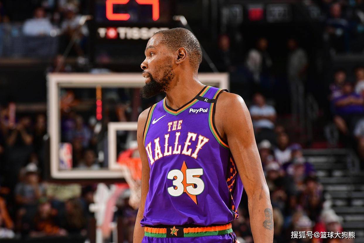 恭喜火箭队！杜兰特现身休(xiū)斯(sī)顿，正式与球(qiú)队開(kāi)始合練(liàn)，备战新赛季(jì)