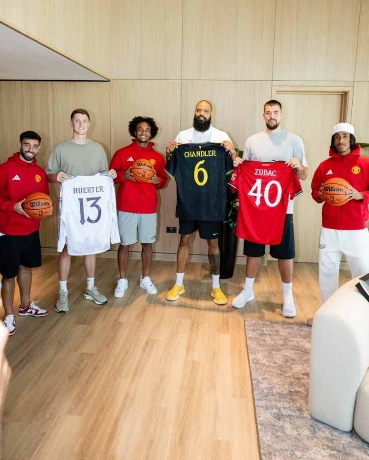联动！祖巴茨等NBA球(qiú)员造访卡灵顿，获赠曼联球(qiú)衣