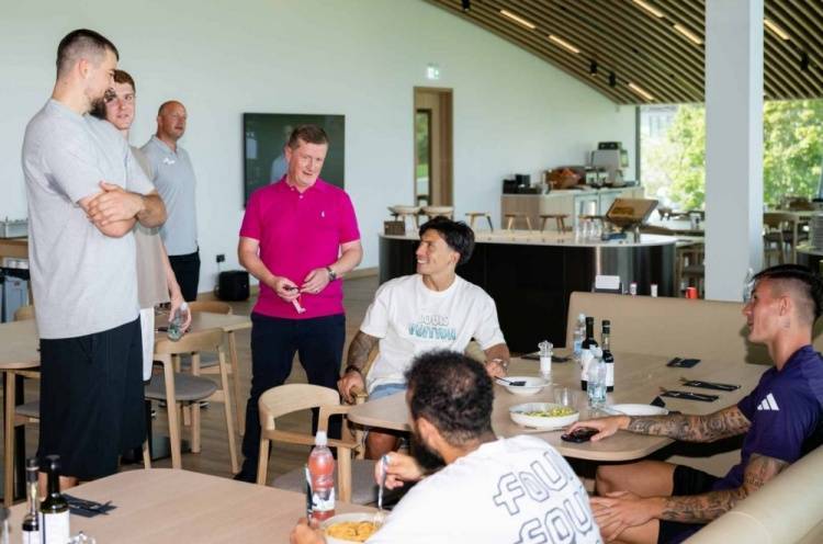 联动！祖巴茨等NBA球(qiú)员造访卡灵顿，获赠曼联球(qiú)衣