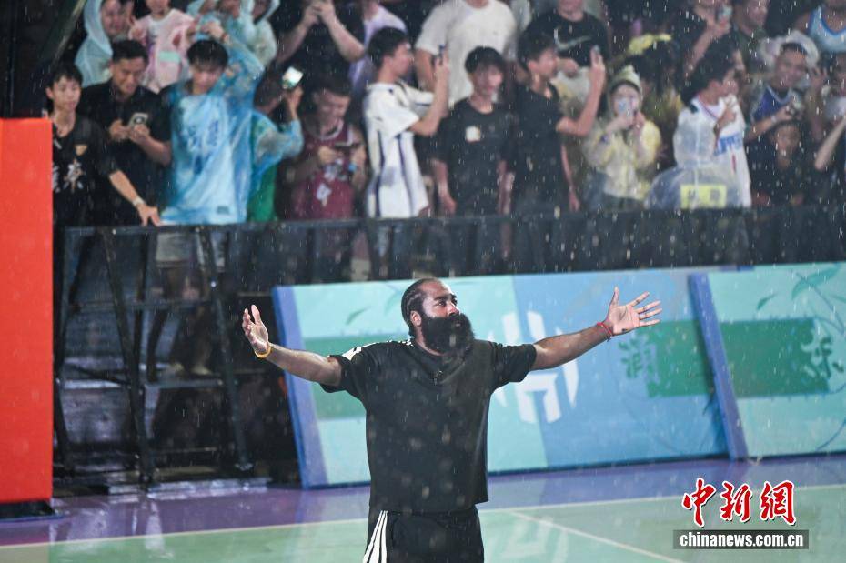 NBA球(qiú)星(xīng)詹姆(mǔ)斯·哈登现身广州南沙“区BA”赛场