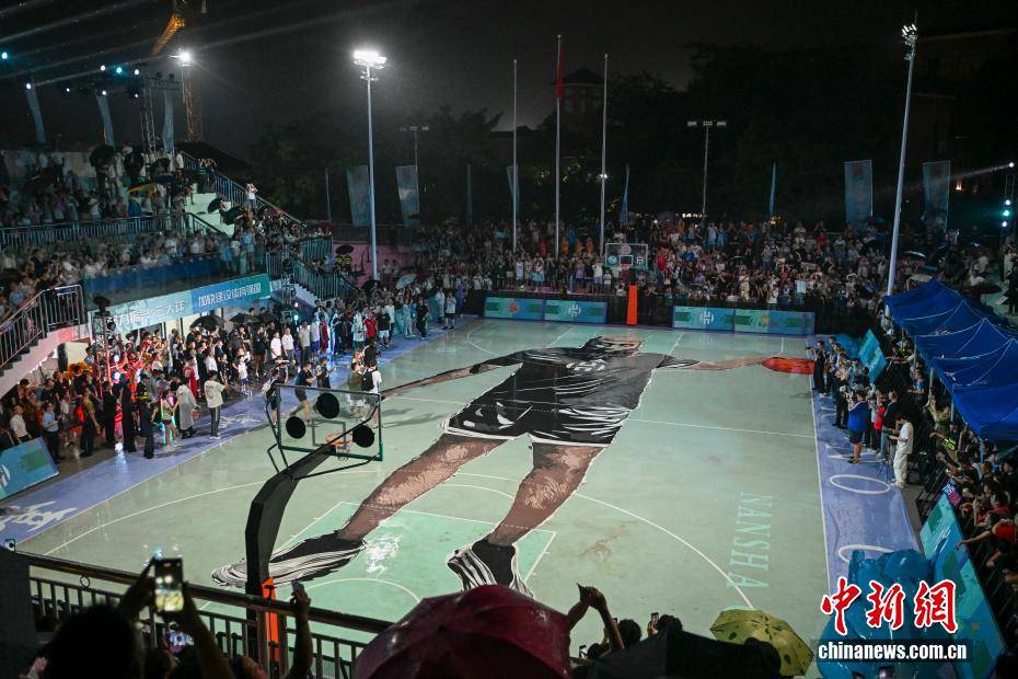 NBA球(qiú)星(xīng)詹姆(mǔ)斯·哈登现身广州南沙“区BA”赛场