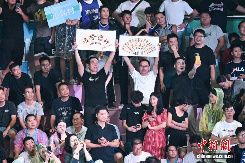 NBA球(qiú)星(xīng)詹姆(mǔ)斯·哈登现身广州南沙“区BA”赛场