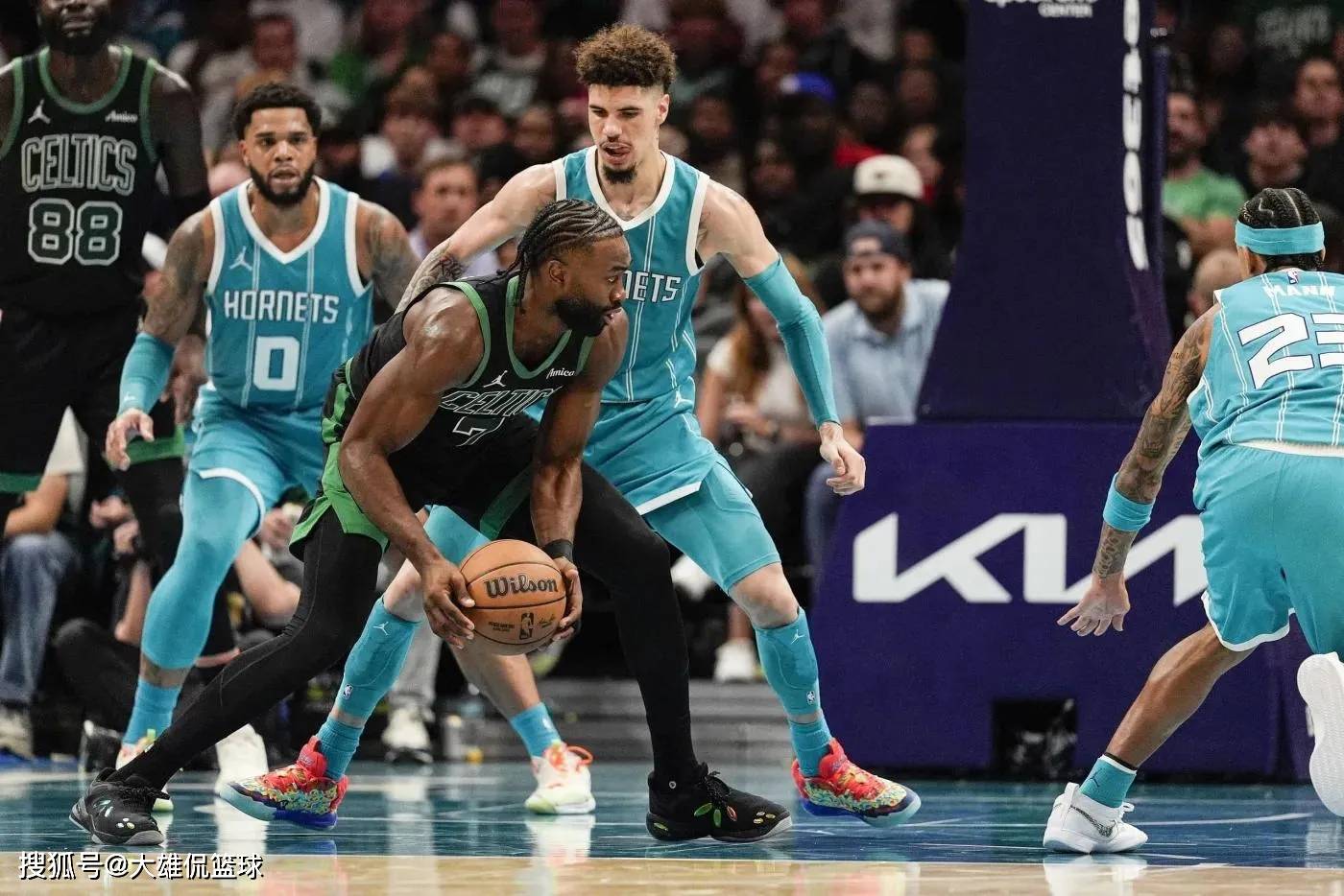 凯尔特人三(sān)換(huàn)二，送(sòng)走杰伦布朗，拿下(xià)拉梅(méi)洛鲍尔