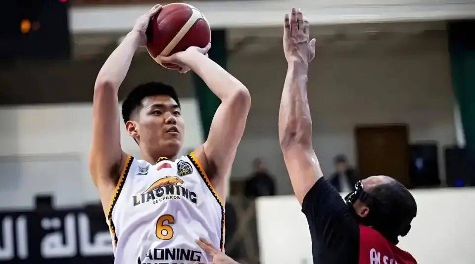 雪上加霜！杨鸣两位“手(shǒu)下”遭禁赛，辽篮奪(duó)冠功(gōng)勋重返NBA