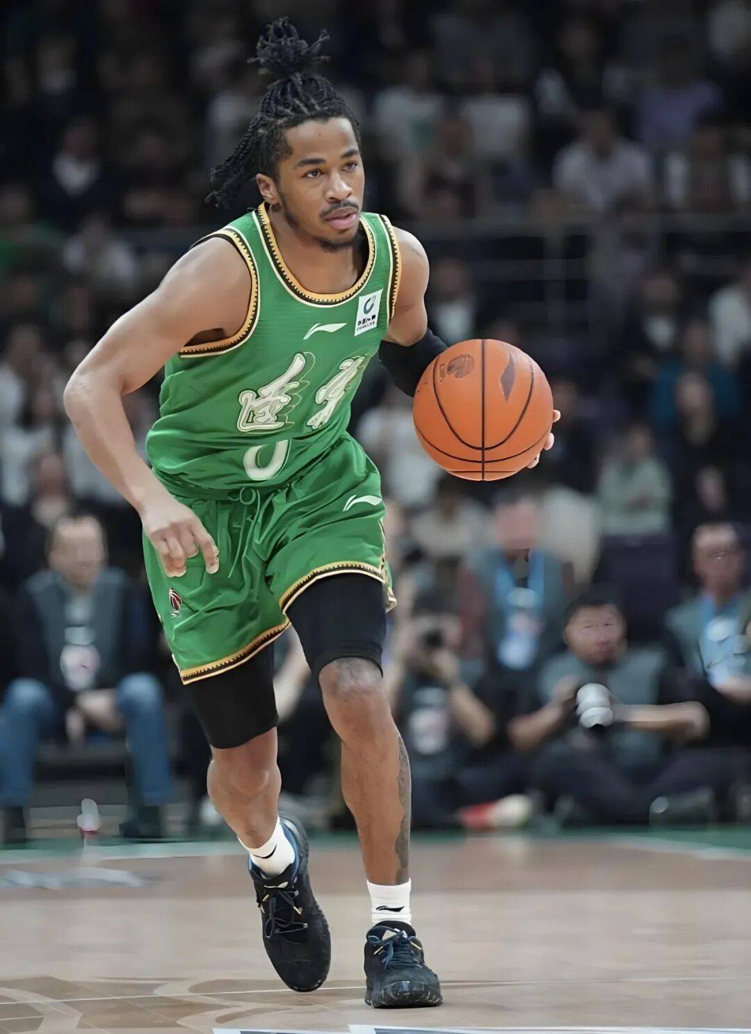 雪上加霜！杨鸣两位“手(shǒu)下”遭禁赛，辽篮奪(duó)冠功(gōng)勋重返NBA