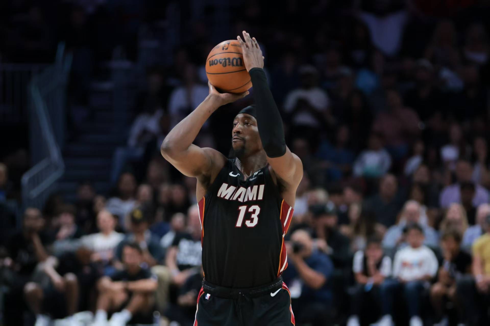 边线球(qiú)失误惨遭(zāo)绝杀！7投(tóu)6分，KD换不来的中锋，被斯波(bō)用(yòng)成(chéng)蓝领