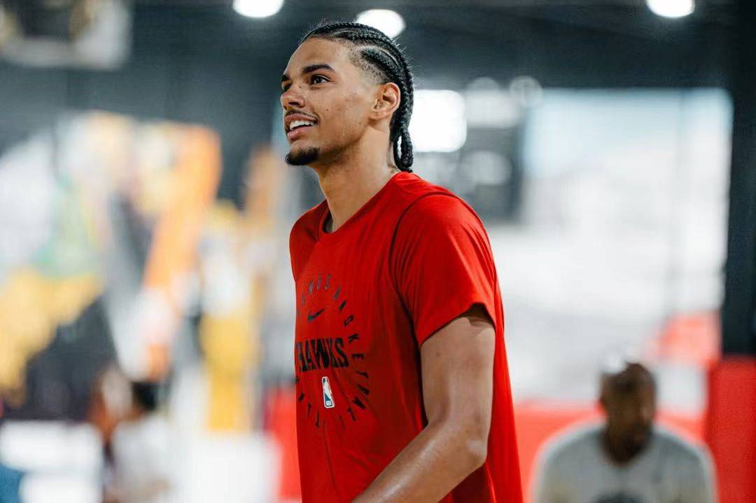 边线球(qiú)失误惨遭(zāo)绝杀！7投(tóu)6分，KD换不来的中锋，被斯波(bō)用(yòng)成(chéng)蓝领