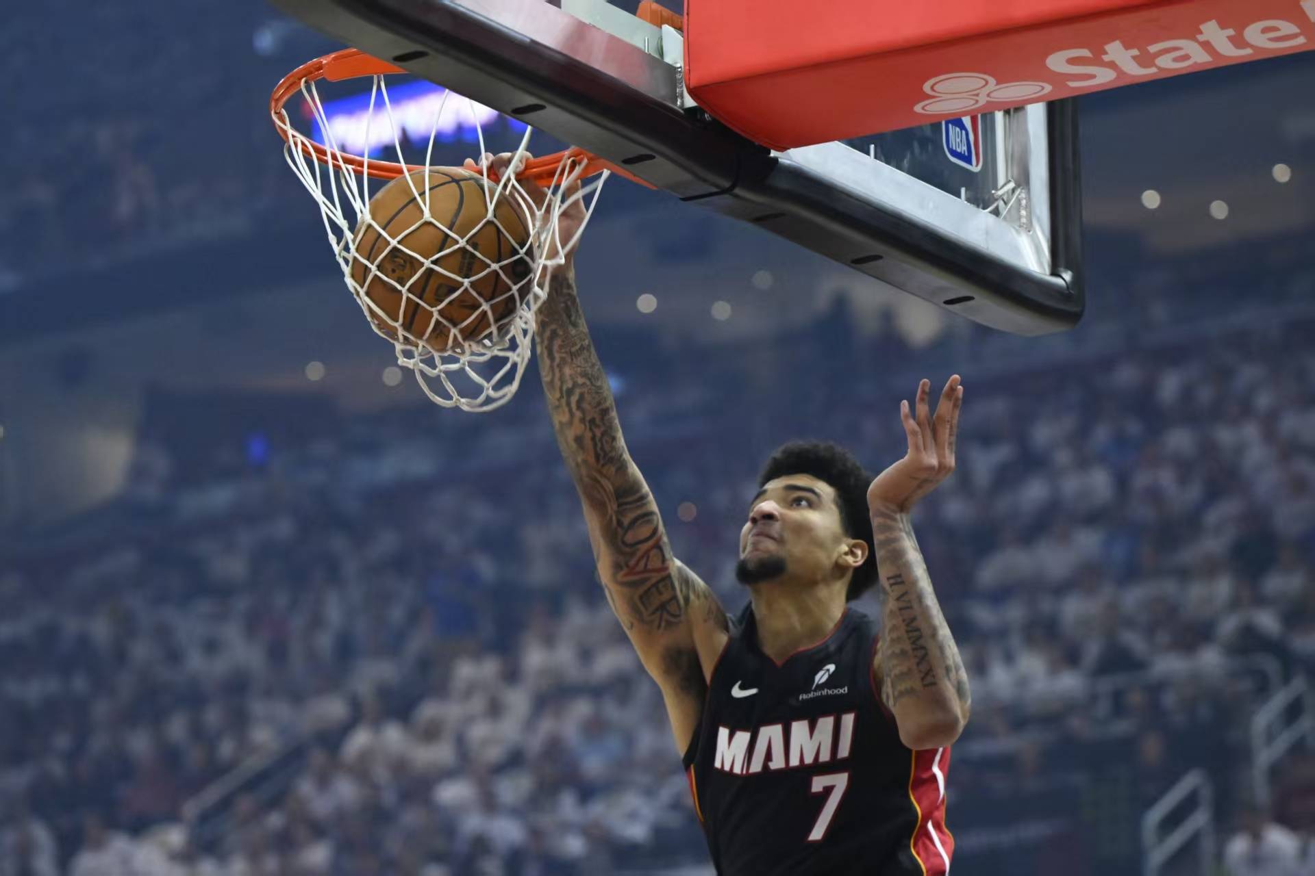 边线球(qiú)失误惨遭(zāo)绝杀！7投(tóu)6分，KD换不来的中锋，被斯波(bō)用(yòng)成(chéng)蓝领