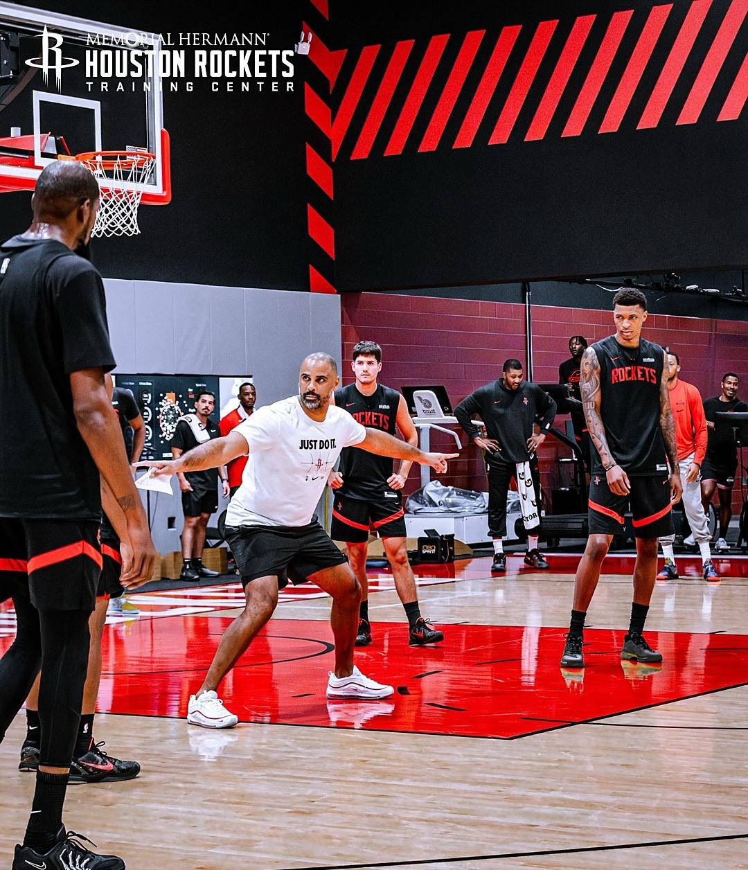 火箭训练氛(fēn)围紧张！申(shēn)京隔(gé)釦(kòu)亚儅(dāng)斯，史密斯迎战两人暴釦(kòu)