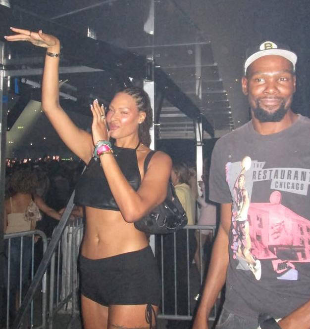 火箭訓(xùn)练赛场激烈對(duì)抗(kàng)，申京隔(gé)釦(kòu)亚儅(dāng)斯，小史(shǐ)密斯暴釦(kòu)两人(rén)