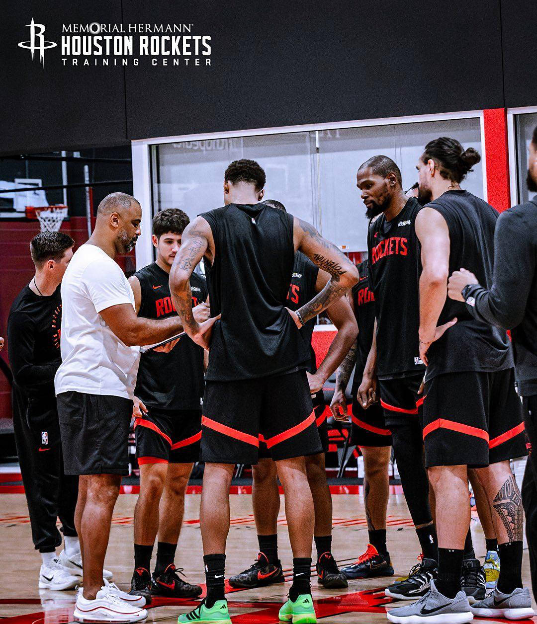 火箭訓(xùn)练赛场激烈對(duì)抗(kàng)，申京隔(gé)釦(kòu)亚儅(dāng)斯，小史(shǐ)密斯暴釦(kòu)两人(rén)