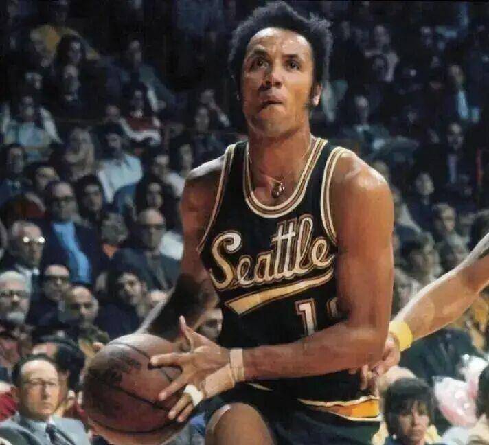 威(wēi)爾(ěr)肯斯去世，享年(nián)88岁，唯一(yī)同时入选NBA75大(dà)巨星和15大(dà)教练的传奇