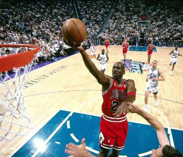 NBA历史(shǐ)五(wǔ)大纪录:难以逾越(yuè)的传奇(qí)数据,詹姆斯两次上榜震惊球迷