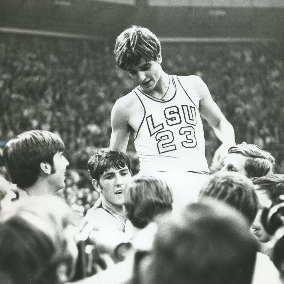 NBA哪些退(tuì)役(yì)球(qiú)衣(yī)出乎意料？公牛退(tuì)役(yì)杰裡(lǐ)斯隆、狼队退(tuì)役(yì)塞利球(qiú)衣(yī)