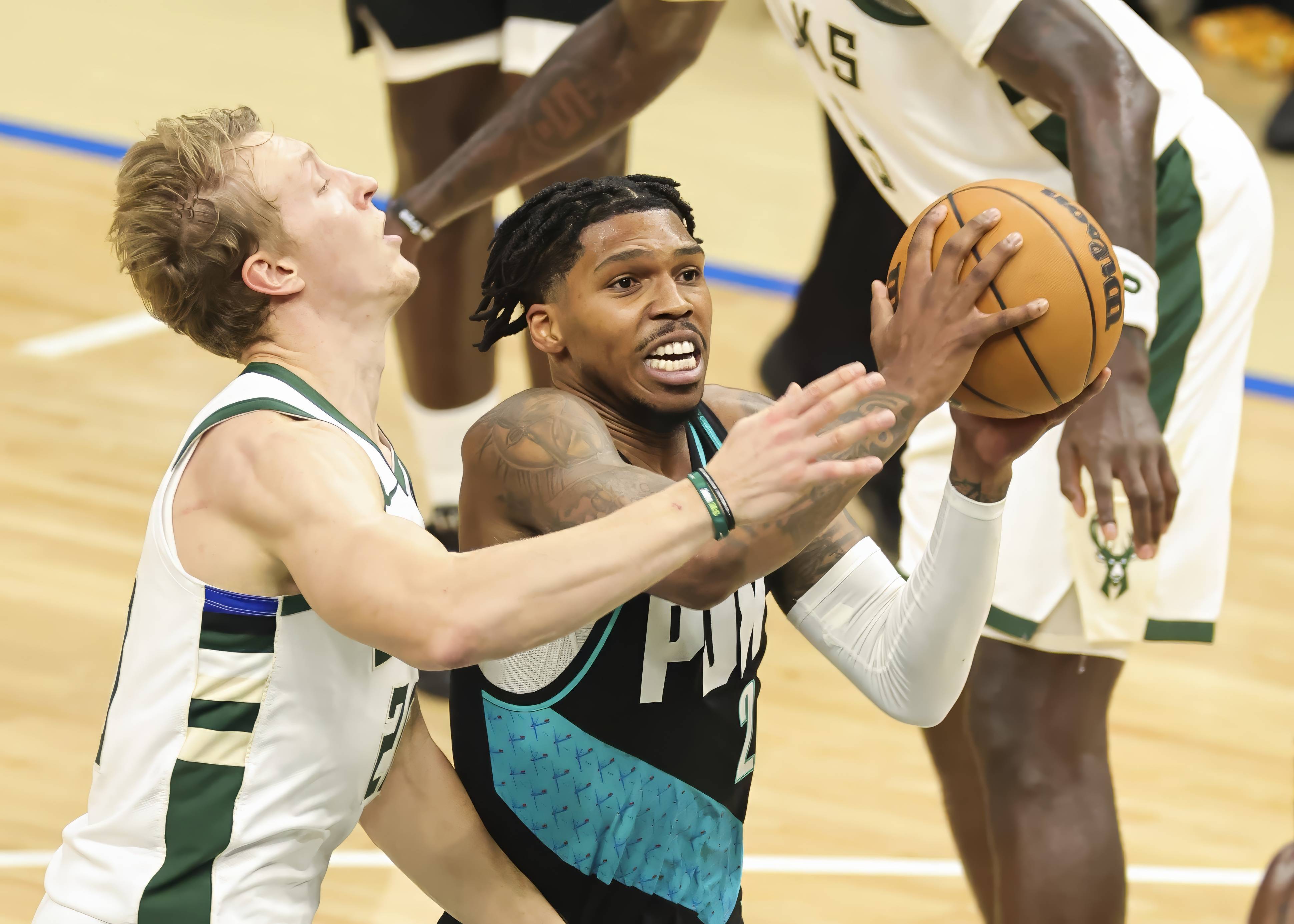 （体育）篮球——NBA常槼(guī)賽(sài)：开拓者胜雄鹿