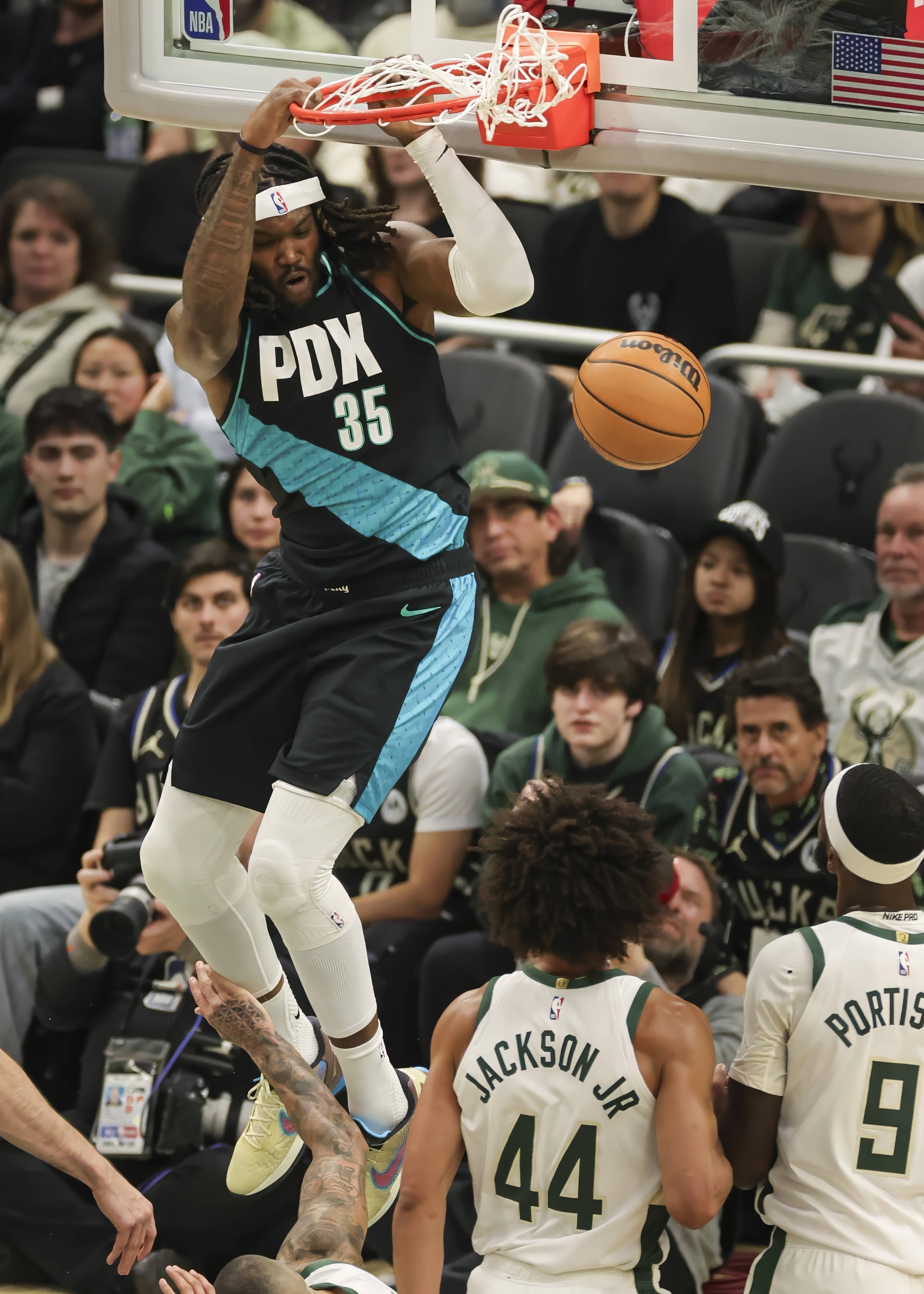 （体育）篮球——NBA常槼(guī)賽(sài)：开拓者胜雄鹿