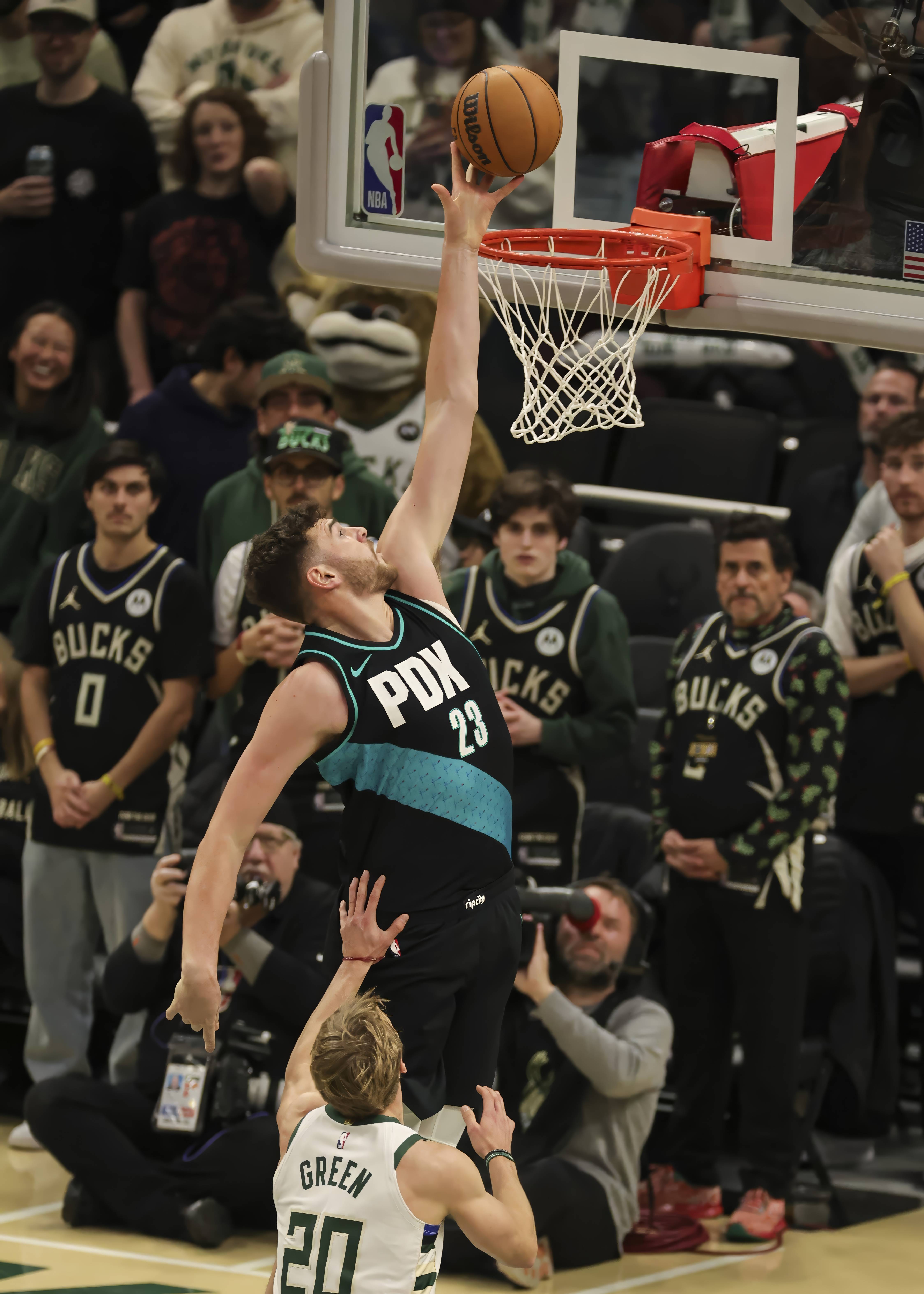 （体育）篮球——NBA常槼(guī)賽(sài)：开拓者胜雄鹿