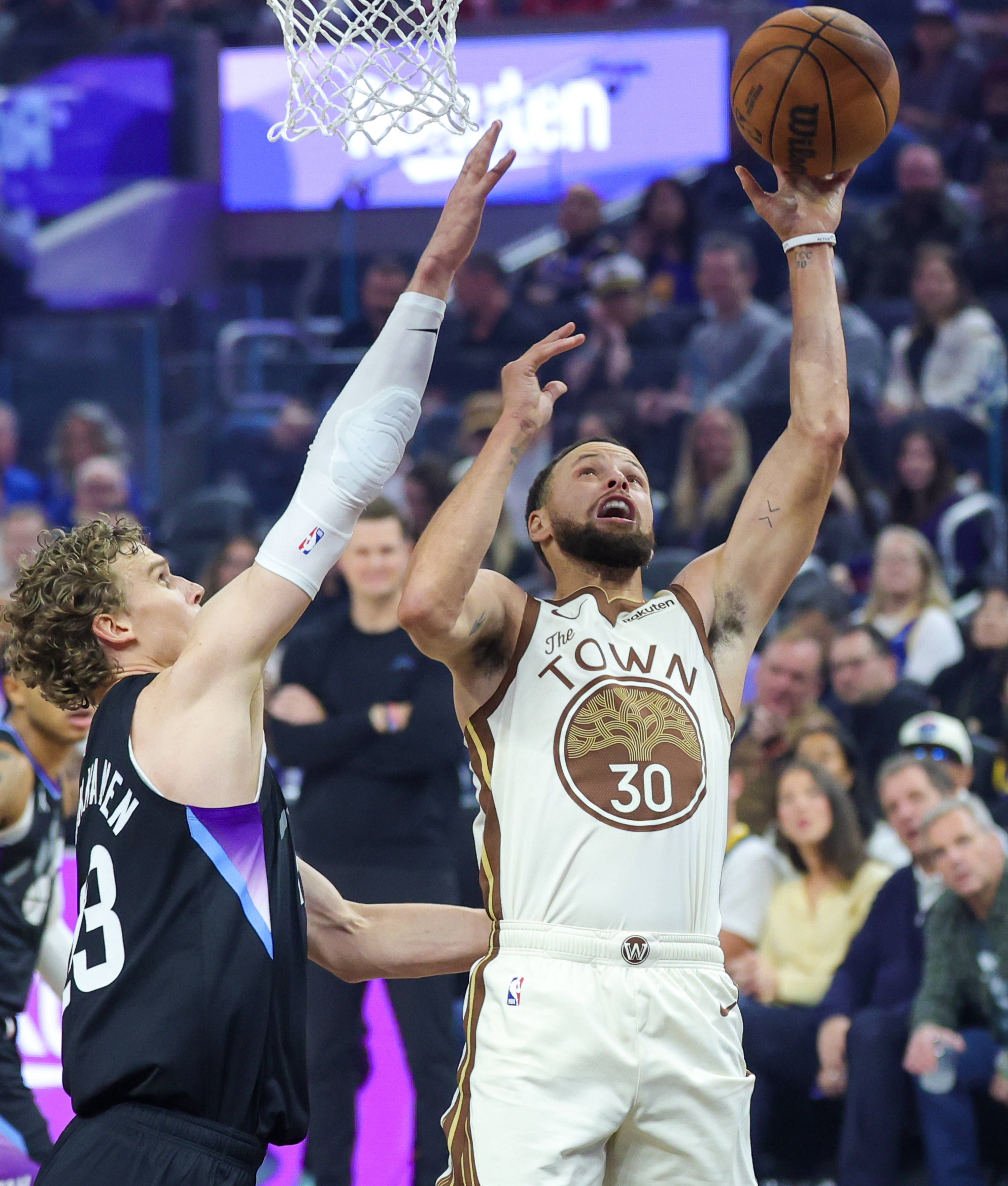 (体育)篮球——NBA常规赛:勇士勝(shèng)爵士