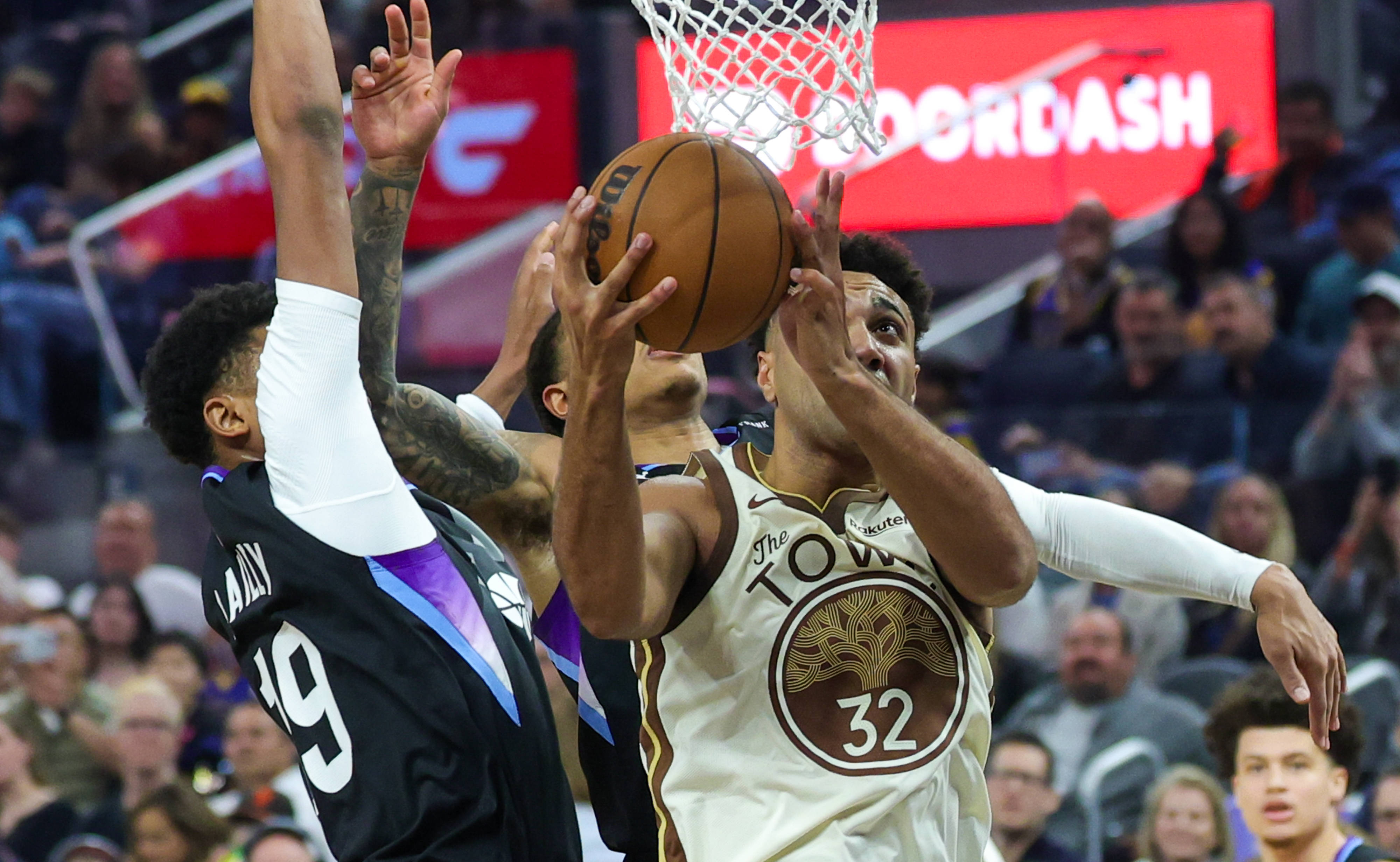 (体育)篮球——NBA常规赛:勇士勝(shèng)爵士